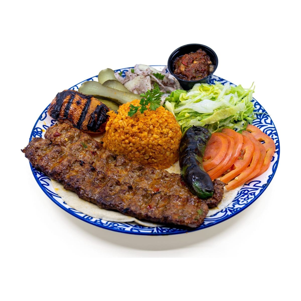 Pilav, közlenmiş domates ve biber, salata ve turşuyla Adana kebap tabağı